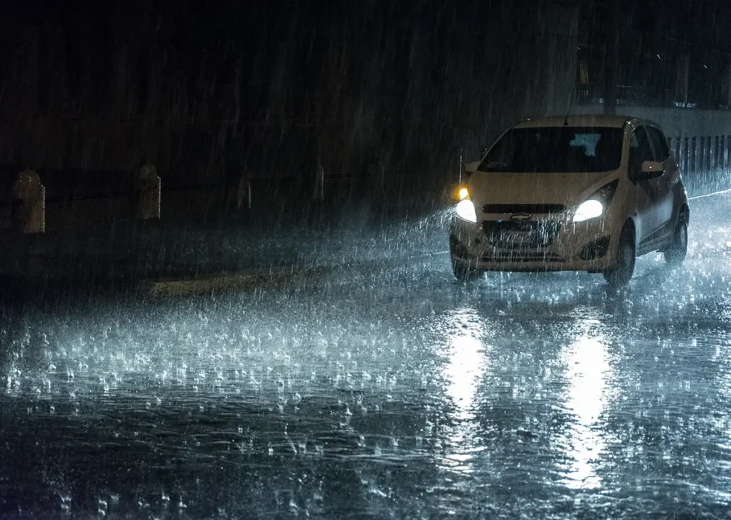 ขับรถตอนฝนตกหนักต้องรอบคอบและคำนึงถึงปลอดภัย